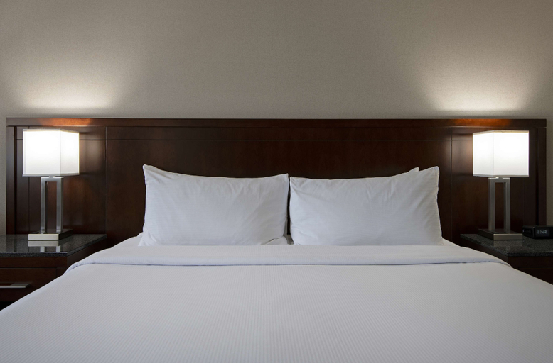 Bedroom 3, Doubletree by Hilton Hotel Kamloops, Thompson-Nicola