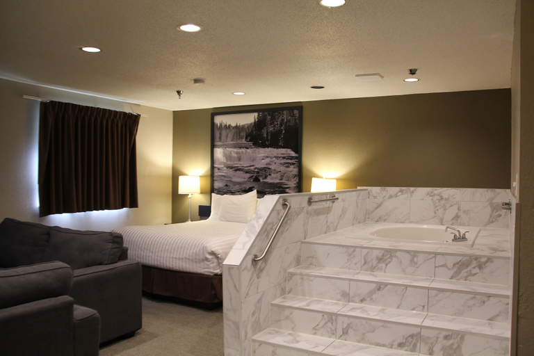 Bedroom 3, Super 8 by Wyndham Kamloops On The Hill, Thompson-Nicola