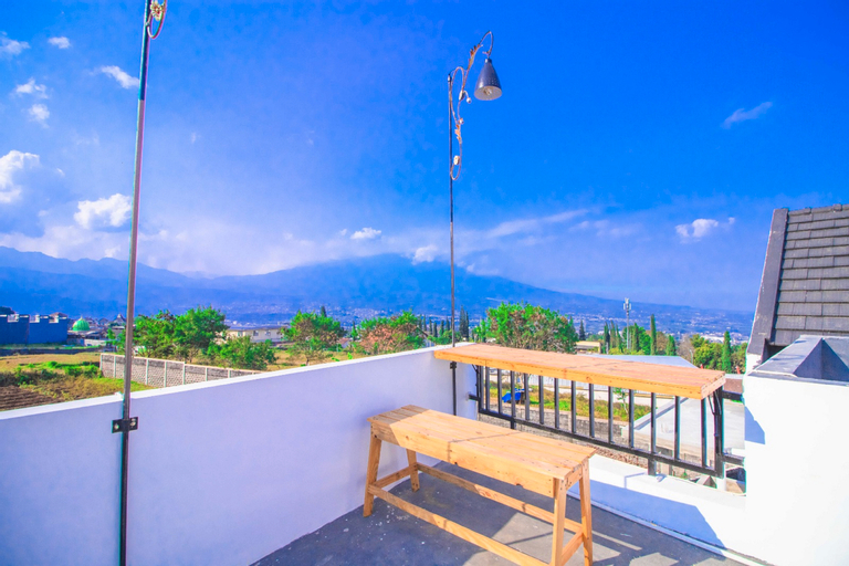 Exterior & Views 5, Villa Songolas | Private Pool & Rooftop, Malang