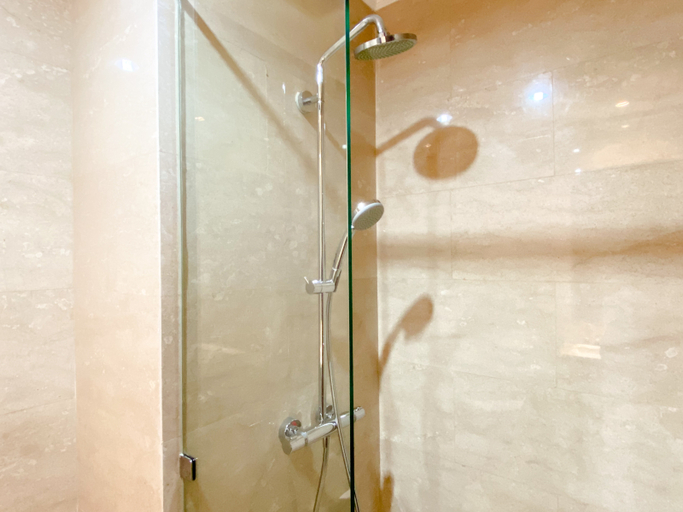 Bathroom 5, Good Deal and Comfortable Studio Menteng Park Apartment By Travelio, Jakarta Pusat