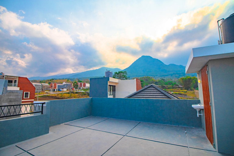 Exterior & Views 5, Villa Salsa A17 | Karaoke & Rooftop, Malang