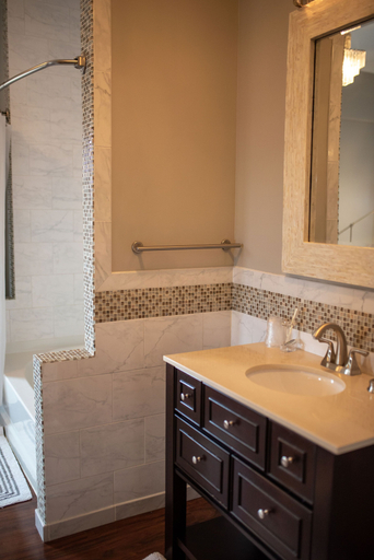 Bathroom 4, FountainView Inn, Marion