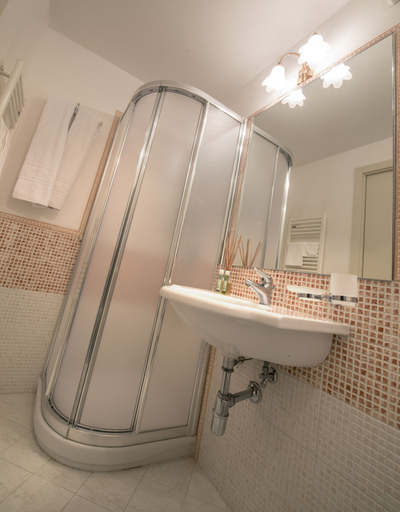 Bathroom 4, Hotel La Terra, Brindisi