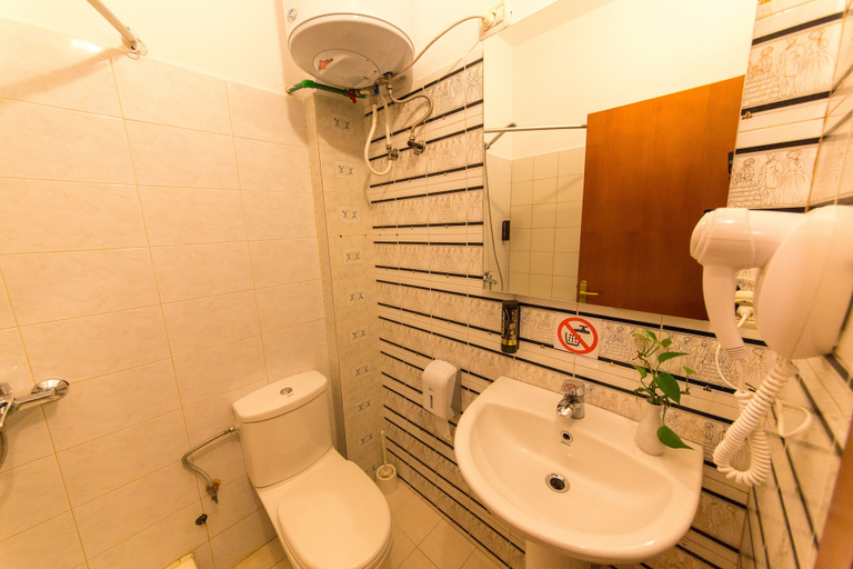 Bathroom 5, Hotel Baron, Tiranës