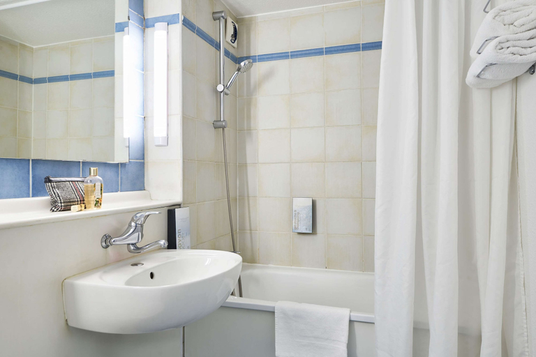 Bathroom 5, Kyriad Direct Lyon Sud - Chasse Sur Rhône, Isère