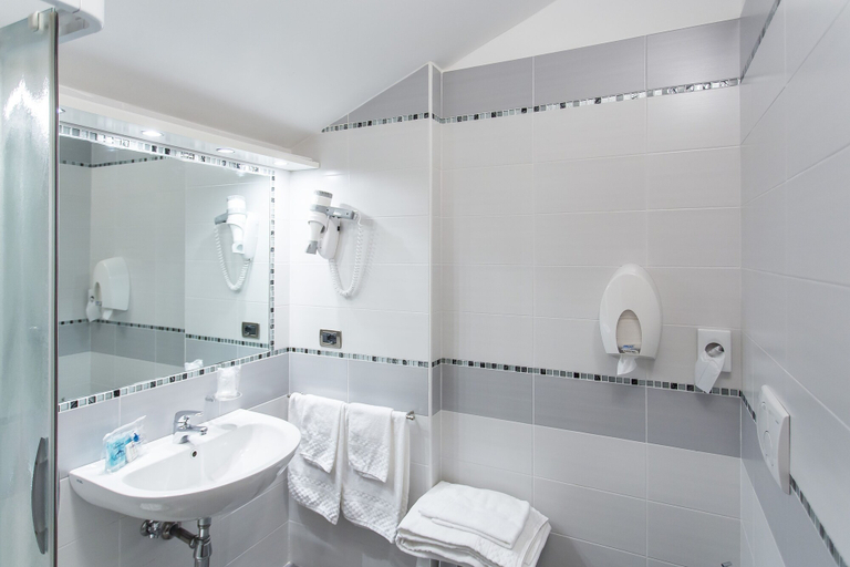 Bathroom 5, Hotel Maregolf, Venezia