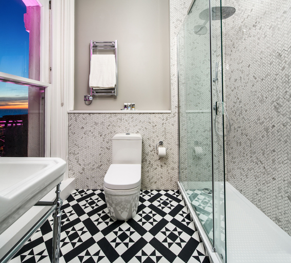 Bathroom 5, Mercure Brighton Seafront Hotel, Brighton and Hove