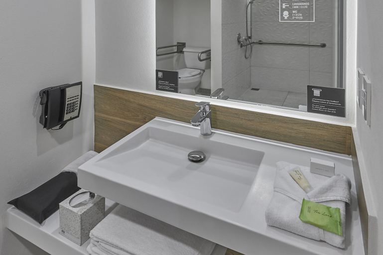 Bathroom 4, City Express Plus by Marriott Tijuana, Tijuana