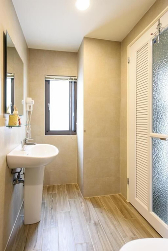 Bathroom 4, Rainbow Field House, Nantou