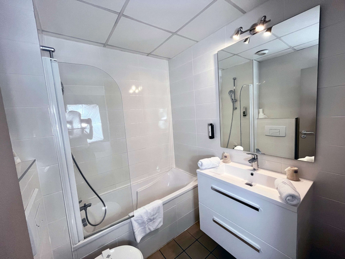 Bathroom 5, Best Western Voiron Centre, Isère