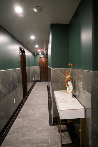 Others 5, Starlight Hotel, New York