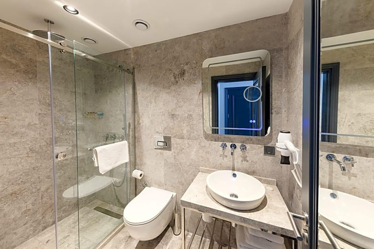 Bathroom 4, Taksim Pera Orient Hotel, Beyoğlu