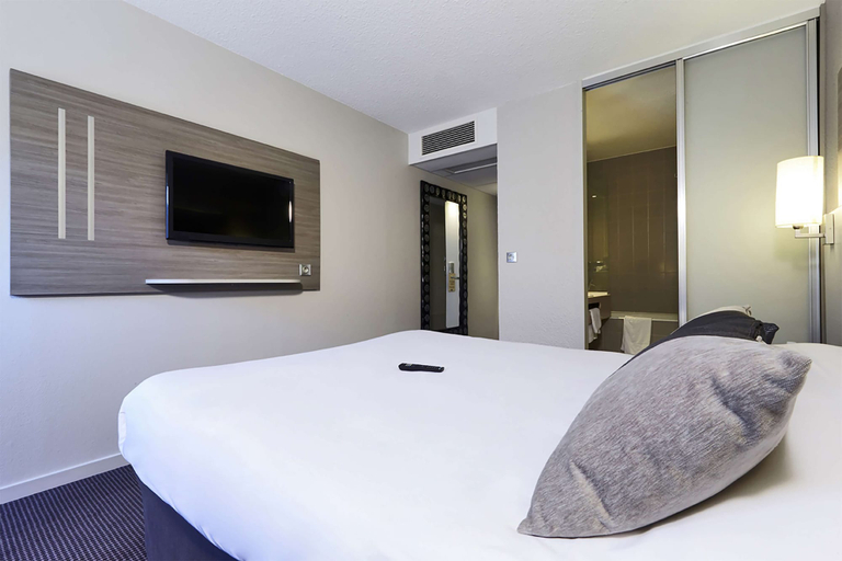 Bedroom 4, Best Western Voiron Centre, Isère