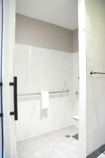 Bathroom 4, Studio 6 Suites – Stockton, CA – Waterfront, San Joaquin