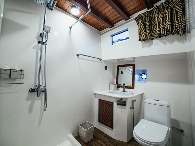 Bathroom 3, Akoya Pearl