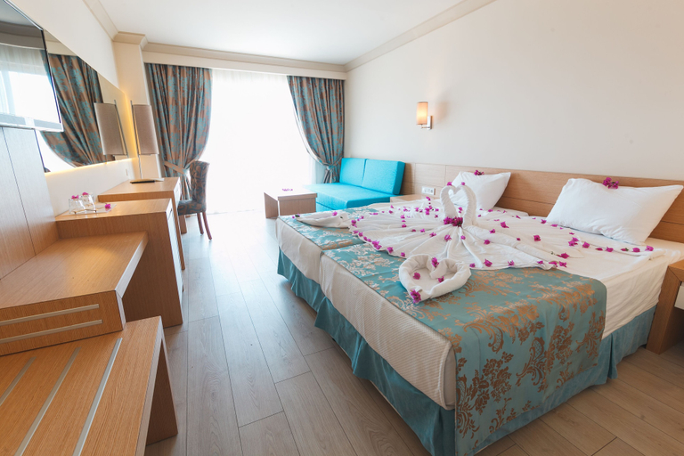 Bedroom 3, L'Oceanica Beach Resort Hotel - All Inclusive, Kemer