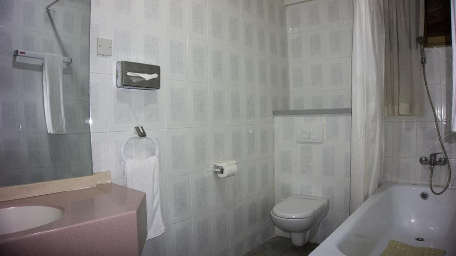 Bathroom 4, Sam's Cottage, Accra