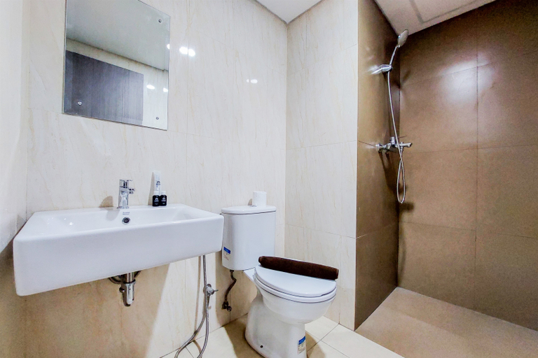 Bathroom 5, Spacious and Comfortable 2BR Tamansari Bintaro Mansion Apartment By Travelio, South Tangerang