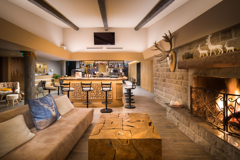 Others 5, Hotel Moreni, Stolichna