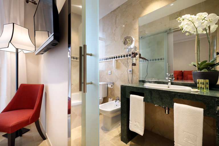 Bathroom 5, Dorma Victoria Palace, Madrid