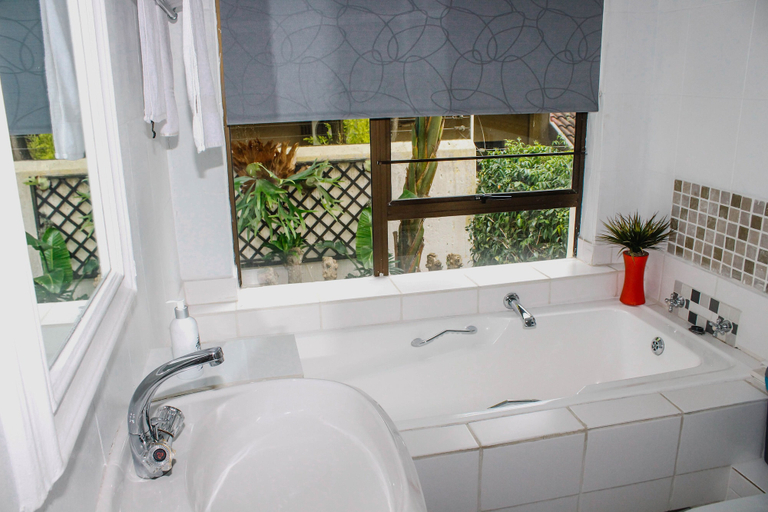 Bathroom 4, La Dolce Vita Guest House, eThekwini