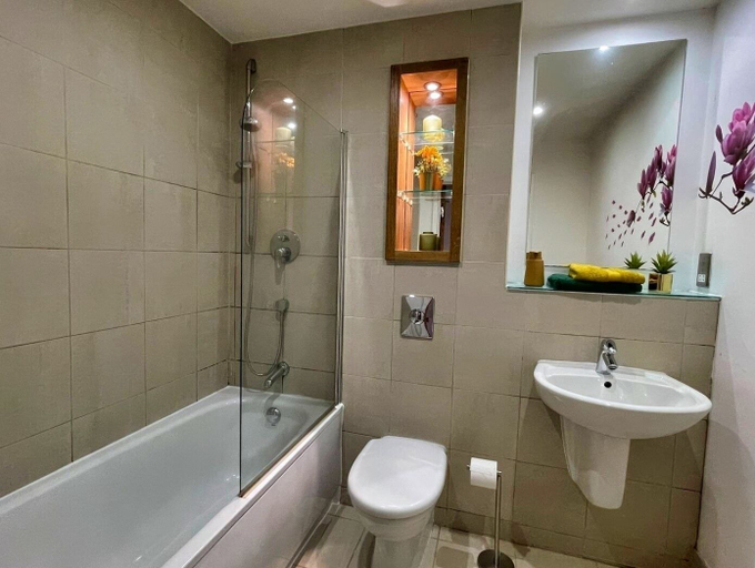 Bathroom, Modern 1BR City Centre Apartment, Sheffield