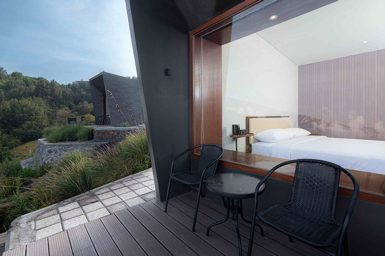 Exterior & Views 8