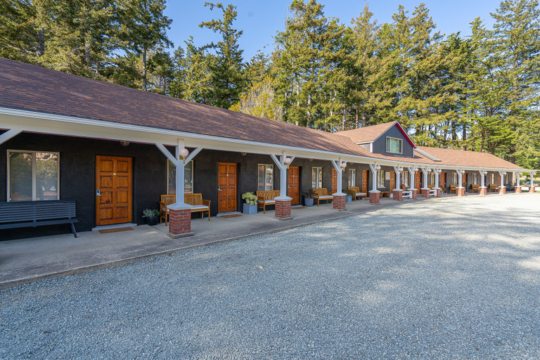 Exterior & Views