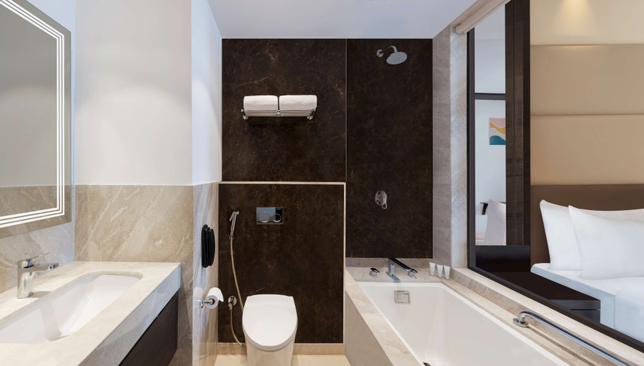 Bathroom 5, Hilton Garden Inn Pune Hinjawadi, Pune
