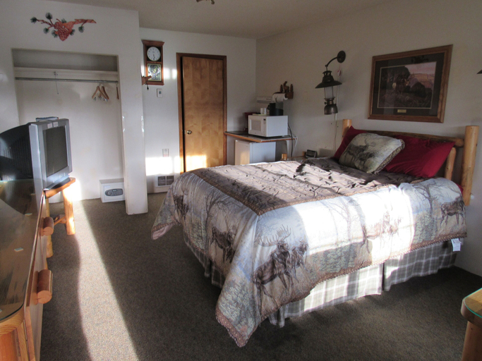 Bedroom 2, The Woodsman Country Lodge, Klamath