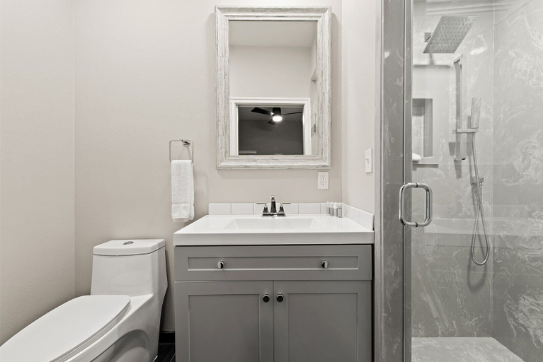 Bathroom 4, Bywater Suite Hotel, Orleans