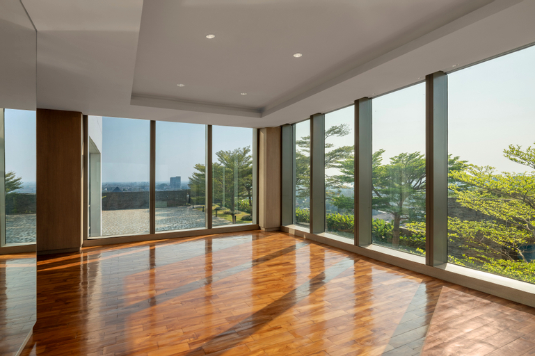 Exterior & Views 27