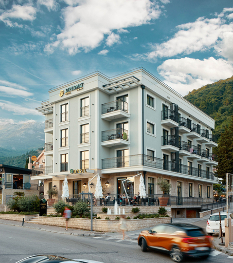 Exterior & Views