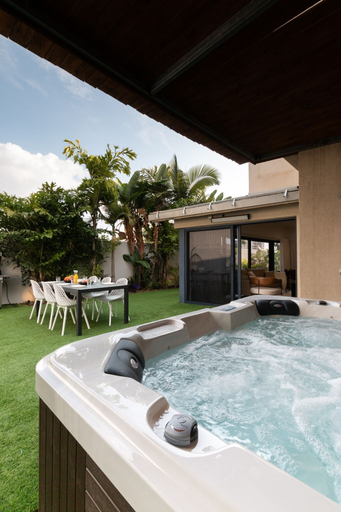 Sport & Beauty 4, Huge Pampering Villa 5 BR with Jacuzzi
