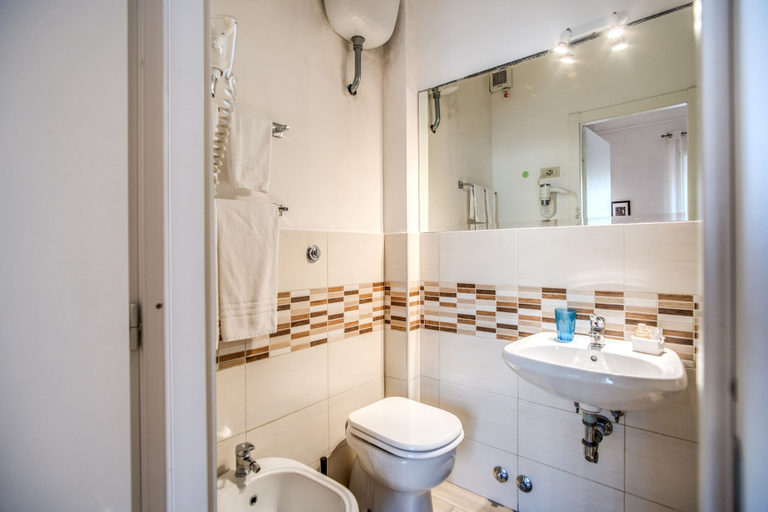 Bathroom 4, B&B Circus Maximus, Rome