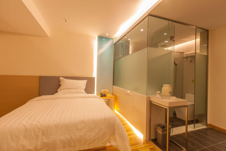 Bedroom 3, 7 Days Inn Yunfu Jinshan Bus Terminal New Century Plaza, Yunfu
