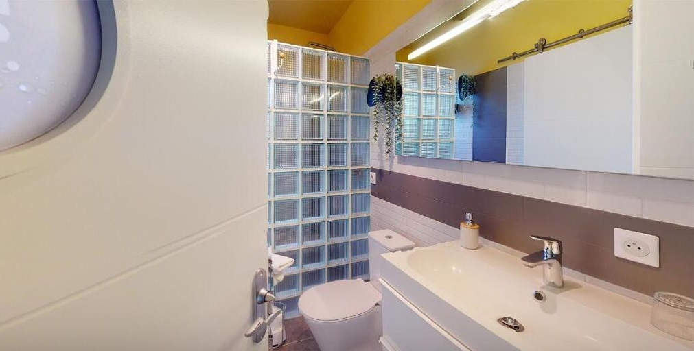 Bathroom 5, LA PLANETTE, Haute-Garonne