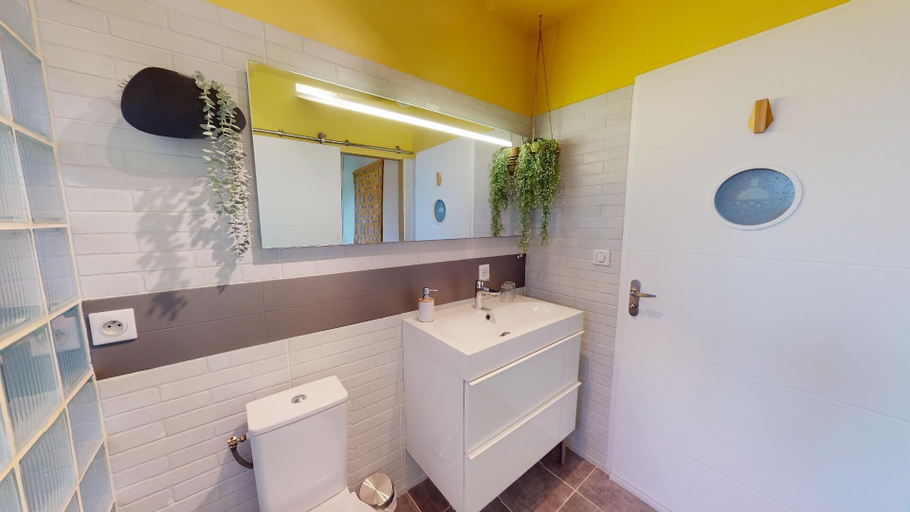 Bathroom 5, LA PLANETTE, Haute-Garonne