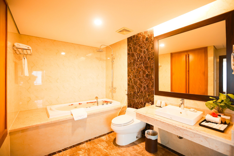 Bathroom 5, Muong Thanh Luxury Nhat Le Hotel, Đồng Hới