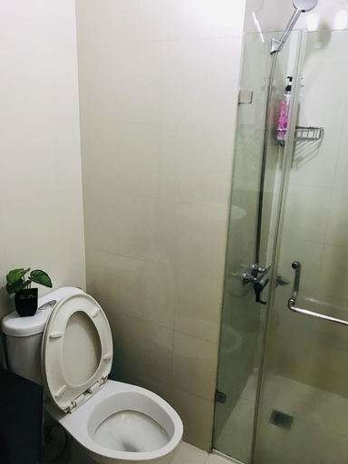 Bathroom 4, One Palm Tree Villas Across NAIA T3, Pasay City