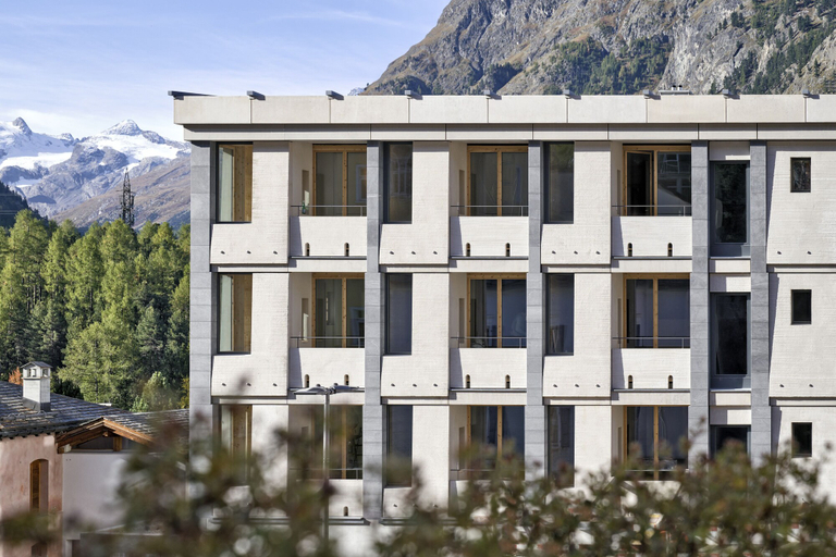 Exterior & Views
