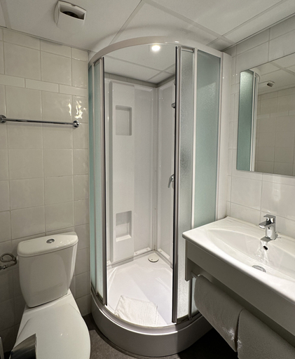 Bathroom 5, ibis budget Cahors, Lot