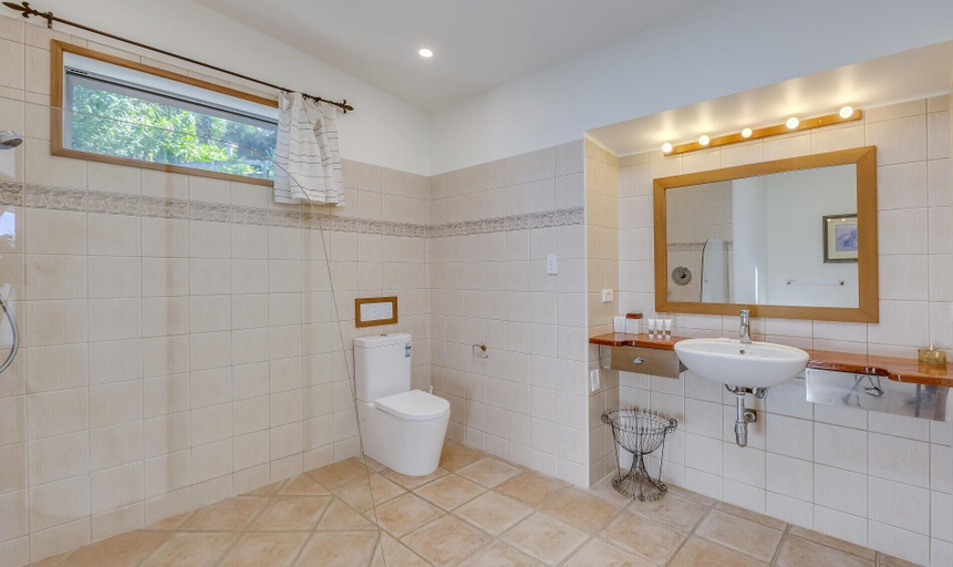 Bathroom 4, Absolute Beachfront Oneroa, Auckland