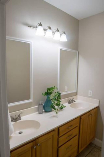 Bathroom 3, Unit B, Jackson