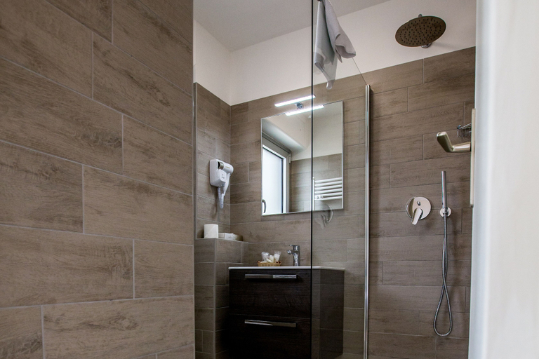 Bathroom 5, Hôtel Le Dauphin, Alpes-Maritimes