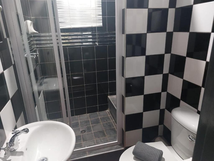 Bathroom 2, Wisteria Lane Guesthouse, Siyanda