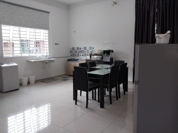 Others 2, 3 airconditioned bedroom in Muar Town, Muar