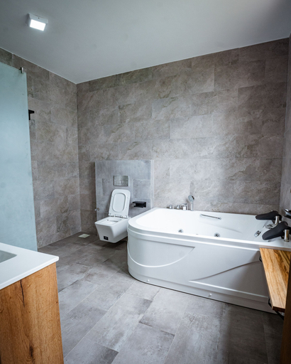 Bathroom 3, Tabebuia Spa and Safari Resort, Burahya