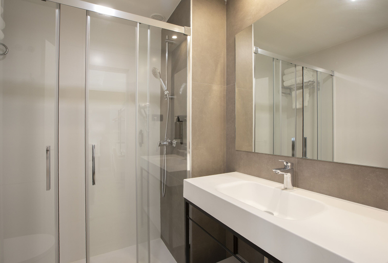 Bathroom 4, Hotel Porcel Ganivet, Madrid