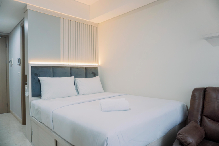 Homey and Warm Studio at 28th Floor Gold Coast Apartment By Travelio, North Jakarta